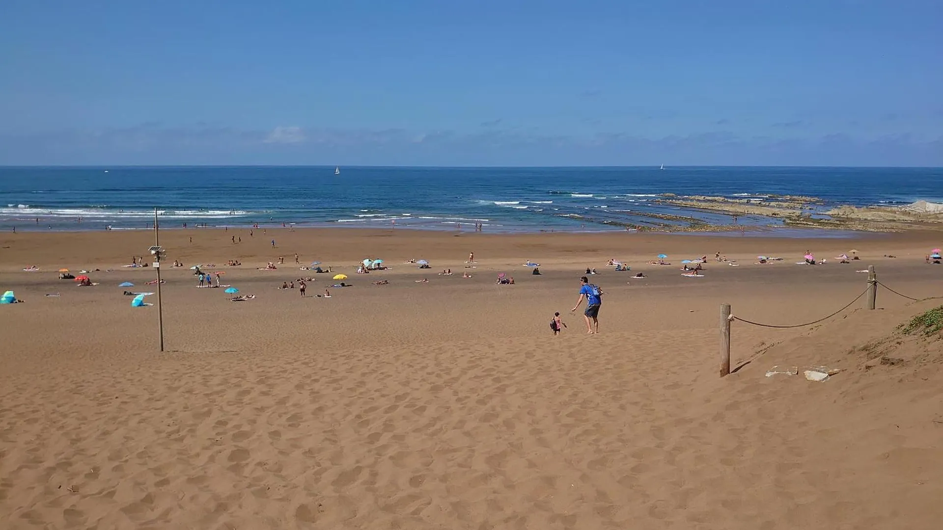 Junto A Las Playas,Dos Terrazas Y Vistas Al Mar contacts